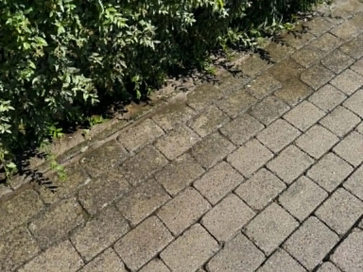 Synlig forskel på fliser under rensningen